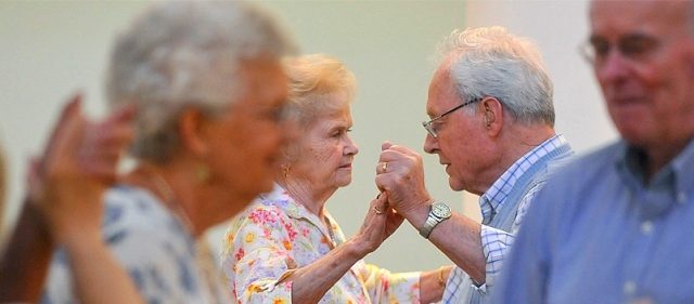 idosos dançando e1507224821659