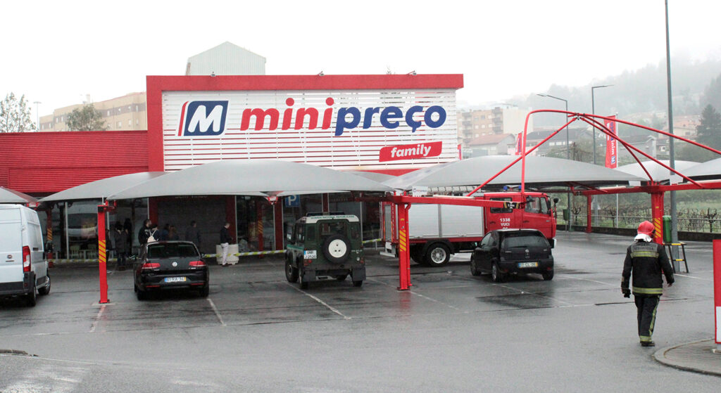 Ladrões explodem multibanco em supermercado 1 assalto 1