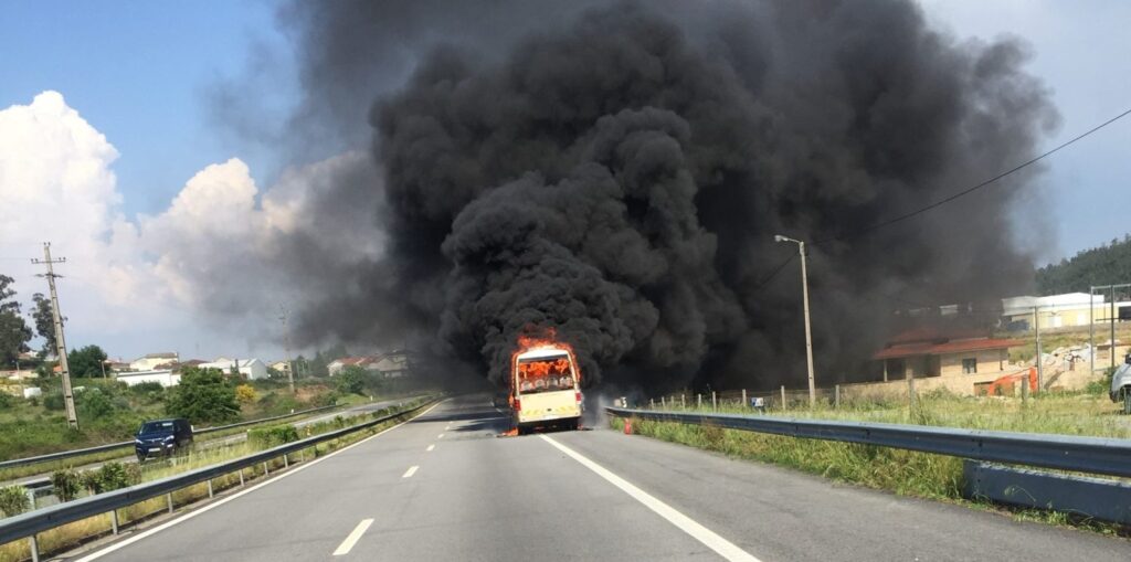 Autocarro com equipa de futebol arde na A4 1 IMG 7042 2a e1526750090652