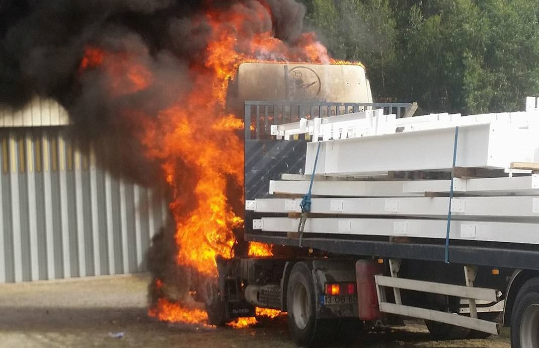 Incêndio consome cabine de camião 2 1