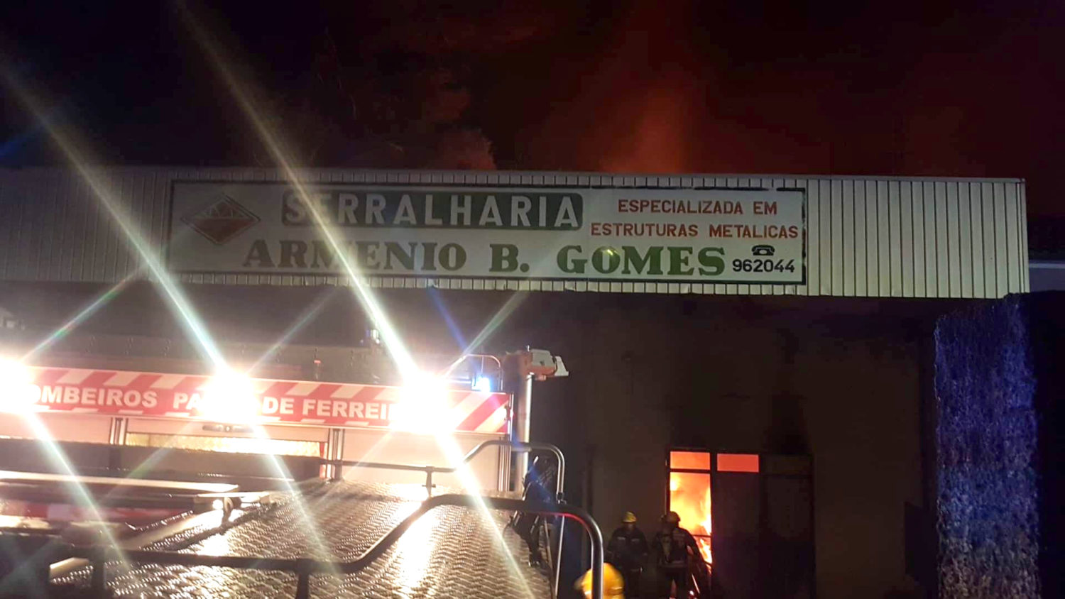 Incêndio consome armazém em Paços de Ferreira e1538517870699 1
