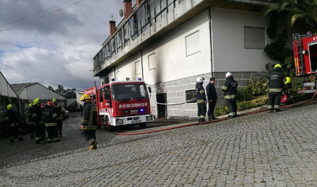 Oficina de automóveis consumida pelas chamas 1 Chamas consomem oficina de automóveis em Paredes 1