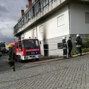 Chamas consomem oficina de automóveis em Paredes 1