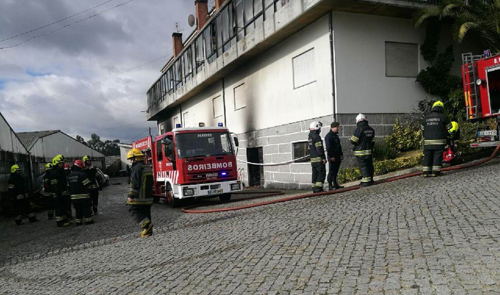 Chamas consomem oficina de automóveis em Paredes 1