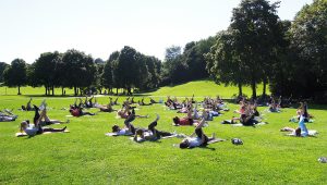 Paços de Ferreira junta yoga e leitura em família no Parque de Lazer de Ferreira 2 yoga natureza 1