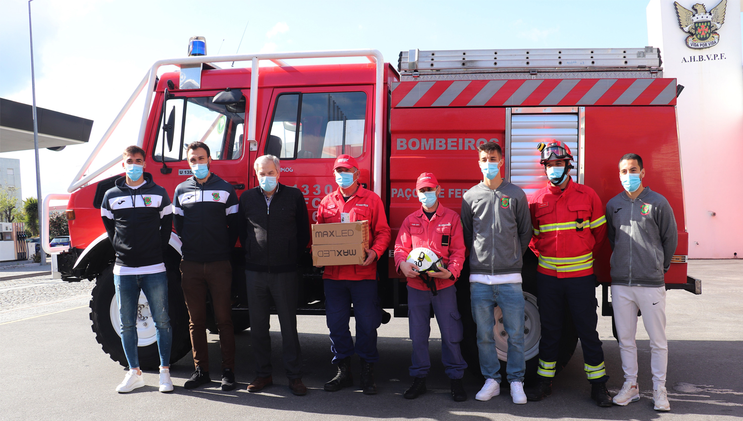 Plantel do FC Paços de Ferreira oferece lanternas aos Bombeiros