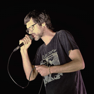 Cantor e poeta penafidelense vai participar no festival digital “Casa, Café & Companhia”