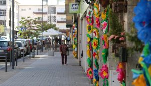 Comerciantes unem-se e decoram rua com flores