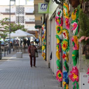 Comerciantes unem-se e decoram rua com flores