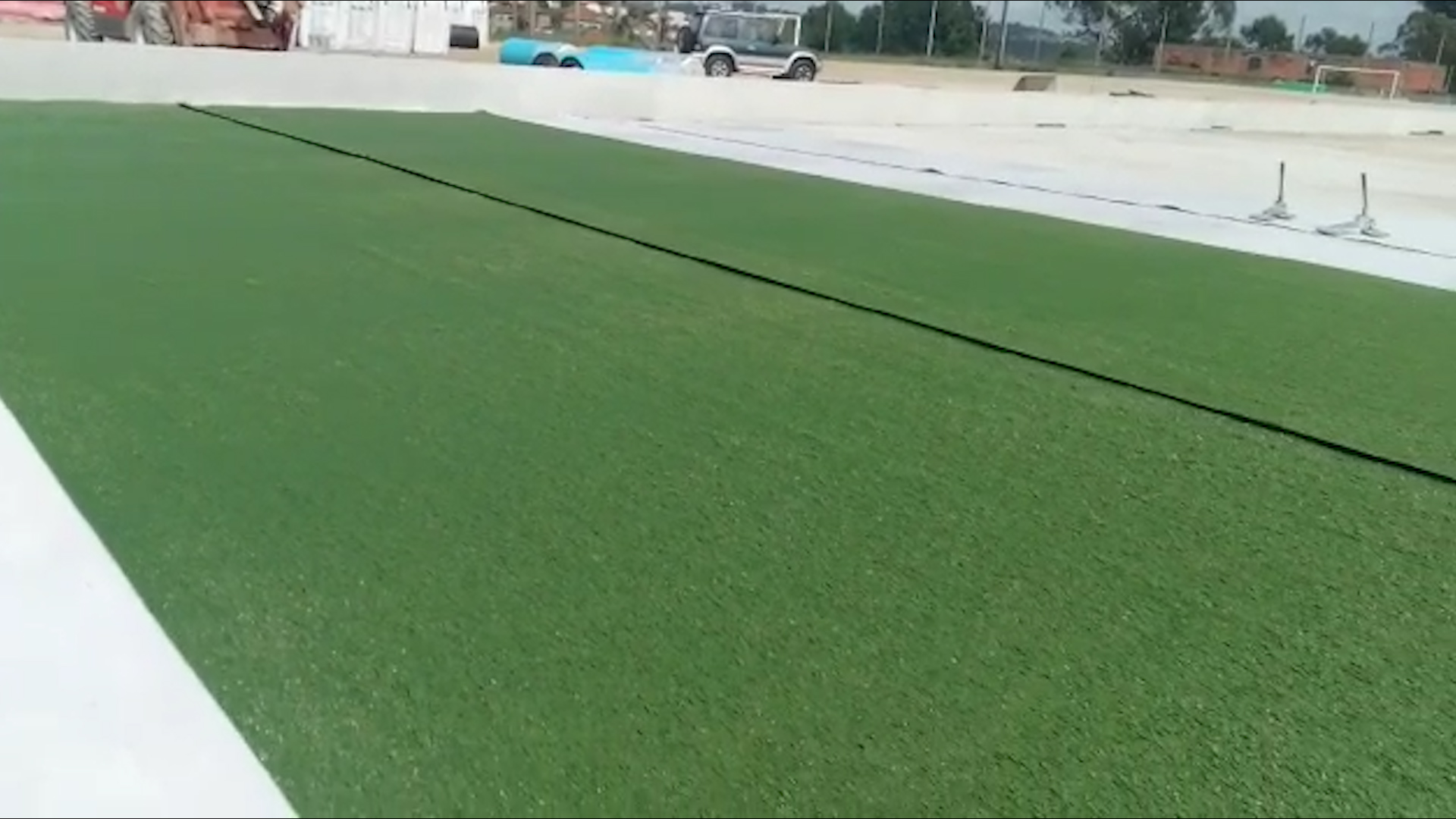 Começou a ser colocado o piso sintético no campo do ADC Frazão
