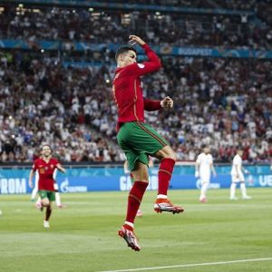 "São Patrício e Deus Ronaldo" dispensam calculadoras: Portugal está nos oitavos