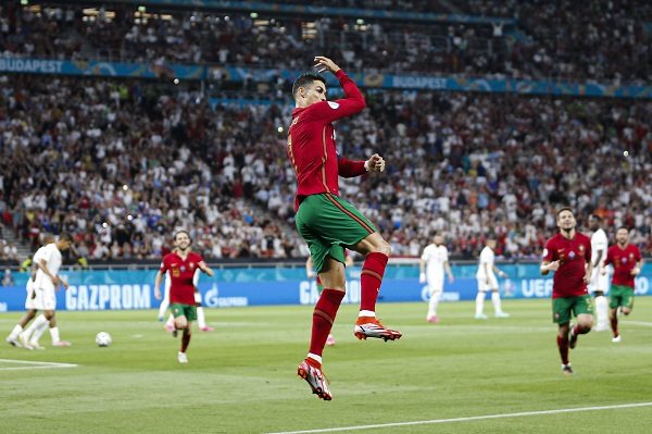 "São Patrício e Deus Ronaldo" dispensam calculadoras: Portugal está nos oitavos