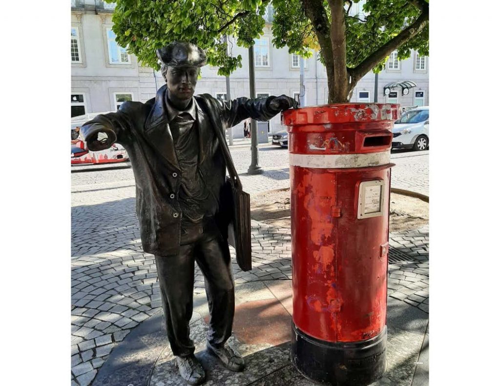 Estatua no Porto Carteiro e Marco Serafim Marques