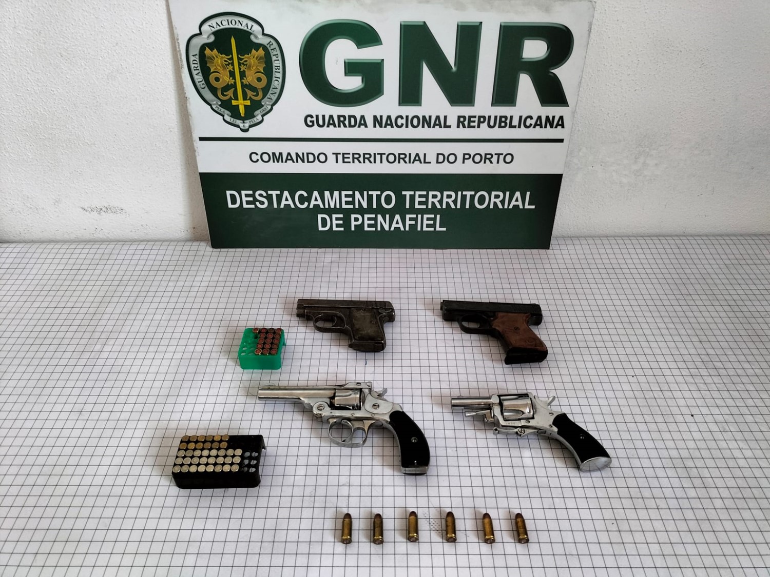 Septuagenário detido após ameaçar familiares com armas de fogo ilegais