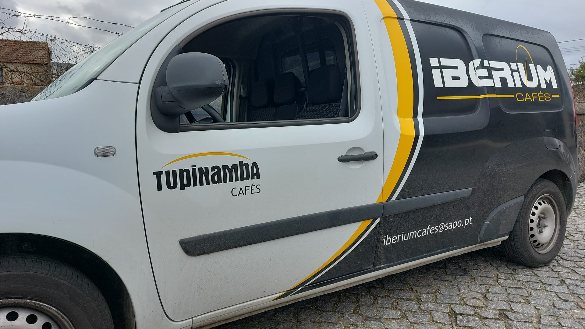 Carrinha de transporte de café furtada em plena luz do dia