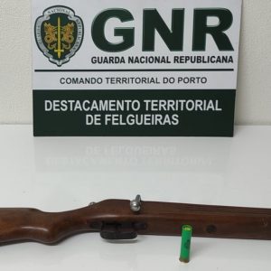 Paços de Ferreira: Homem ameaça agentes de execução de penhora com arma e acaba detido
