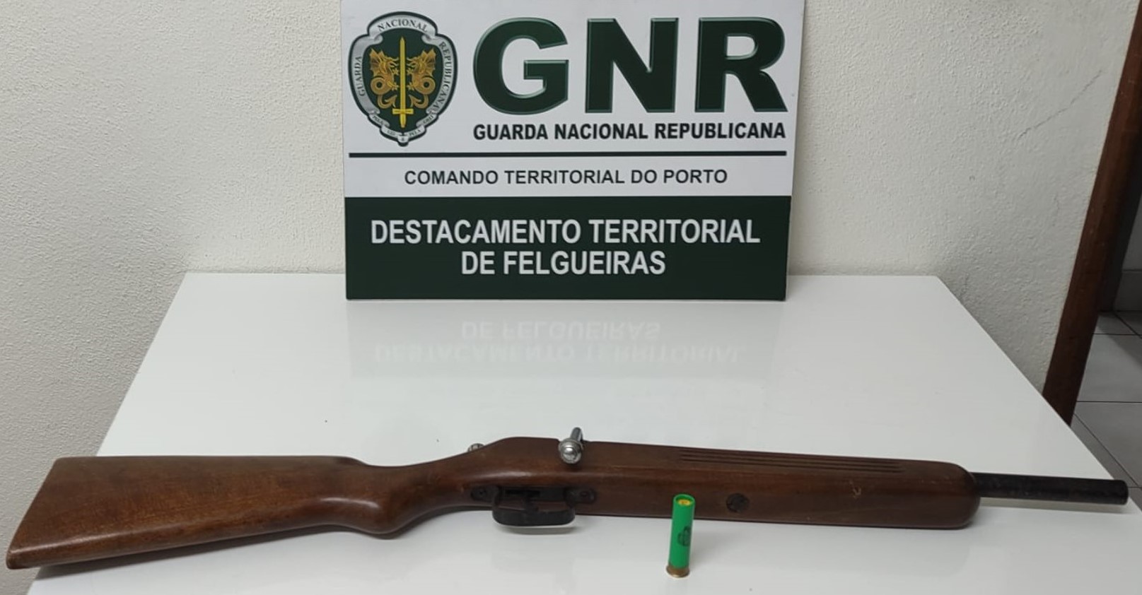 Paços de Ferreira: Homem ameaça agentes de execução de penhora com arma e acaba detido