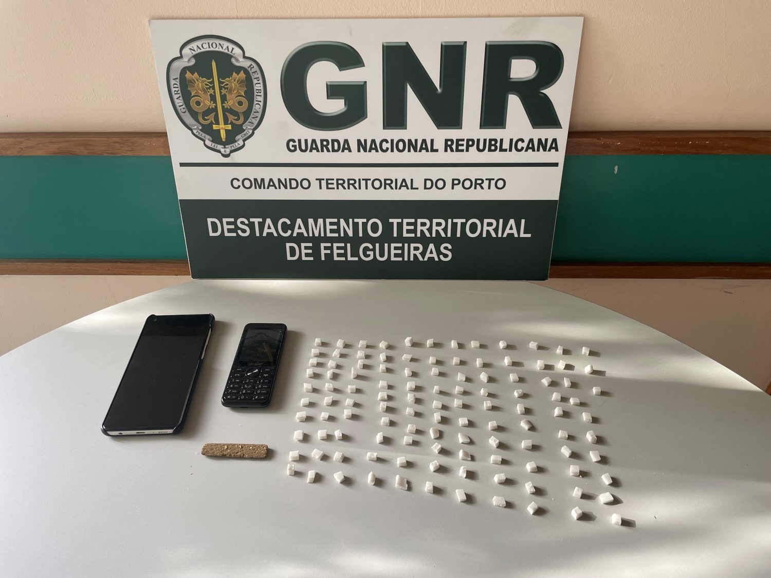 Traficante detido com 120 doses de heroína e cocaína