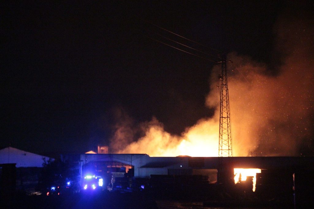 fábrica madeira incêndio