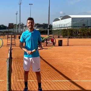 Miguel Ribeiro nas meias-finais do Campeonato Regional de Ténis