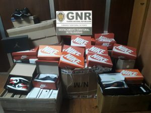 Autoridades apreendem calçado contrafeito em Freamunde