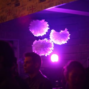 Festa com inspiração burlesca vai apoiar criação de grupo de teatro