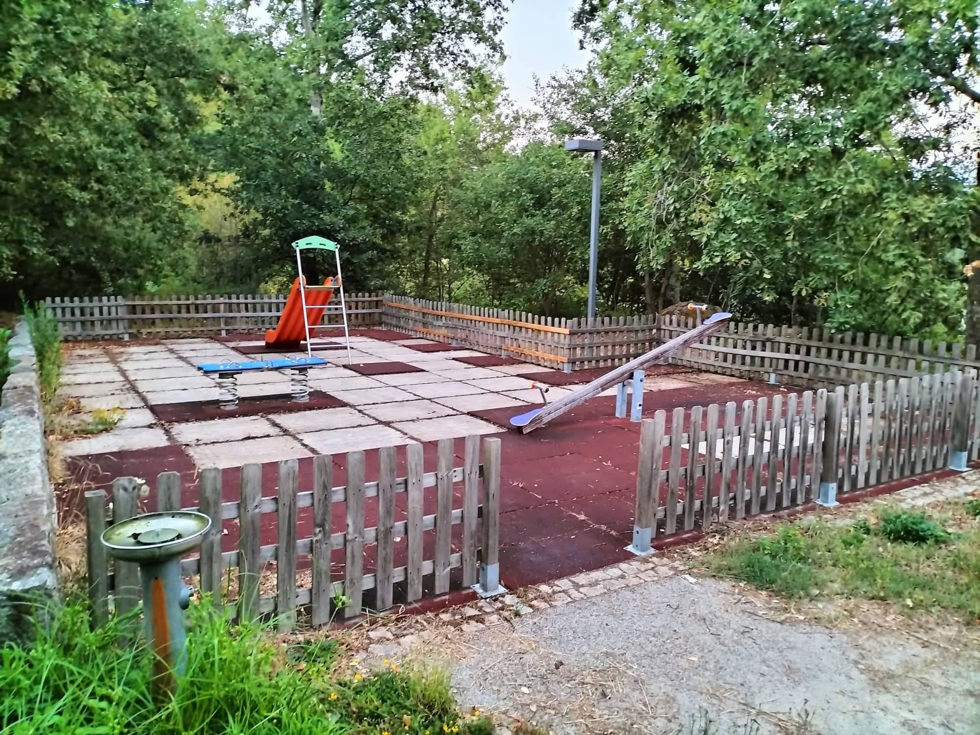 Parque infantil vandalizadado