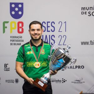 João Grilo levanta a taça de campeão de pool - e colegas de equipa preenchem o pódio nacional