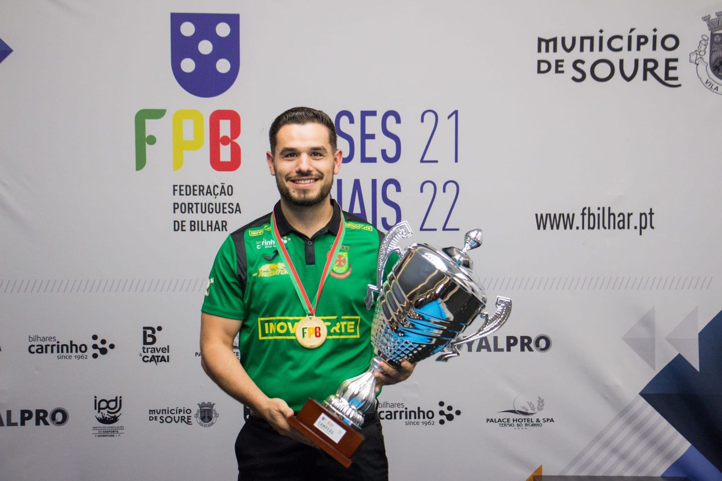 João Grilo levanta a taça de campeão de pool - e colegas de equipa preenchem o pódio nacional