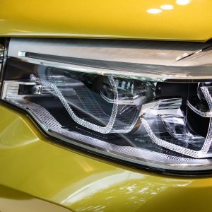 Que tipos de faróis de carro estão disponíveis?