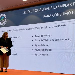 água