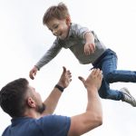 pai e filho brincando