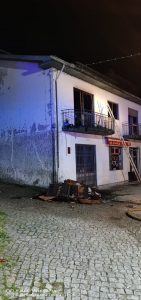 Incendio em Paco de Sousa deixa casal de idosos desalojado