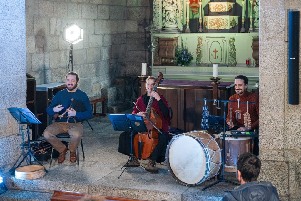 ensemble cardo roxo no concerto no mosteiro de freixo de baixo