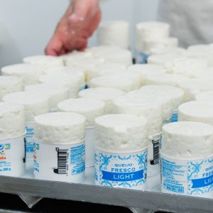Producao de Queijo Fresco Light Hacendado nas instalacoes da Lactifeita