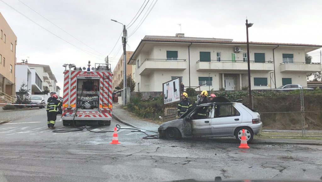 Viatura incendeia-se na Via do Poder Local 1 IncendioViatura