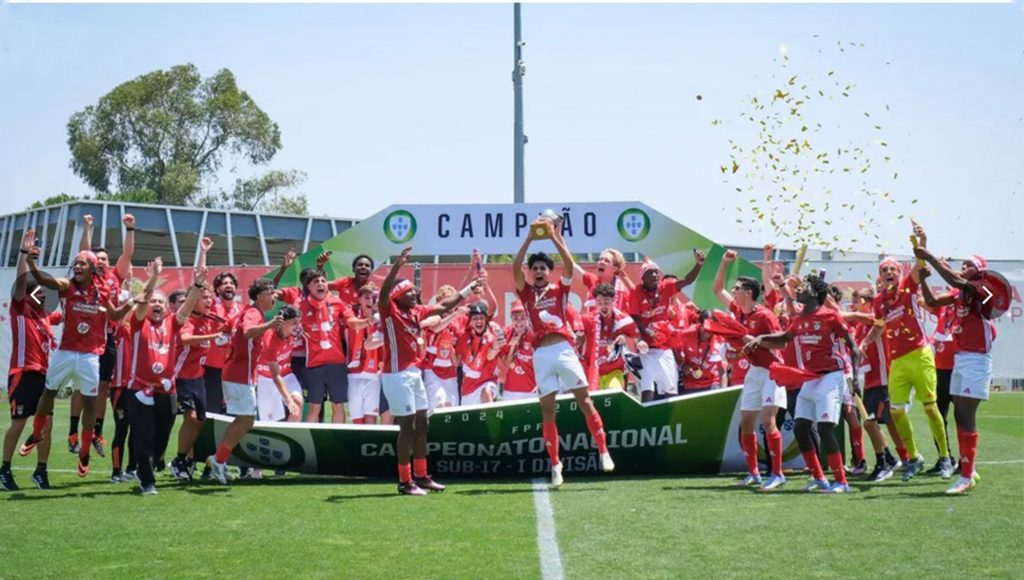 Tomás Soares, aos 17 anos, soma 3º título nacional pelo SL Benfica 1 BenficaFINAL