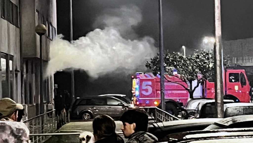 Bombeiros Voluntários de Paços de Ferreira deslocaram 30 elementos e viaturas para combate ao incêndio.