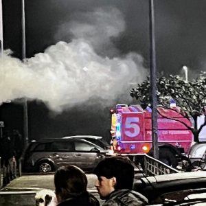 Bombeiros Voluntários de Paços de Ferreira deslocaram 30 elementos e viaturas para combate ao incêndio.
