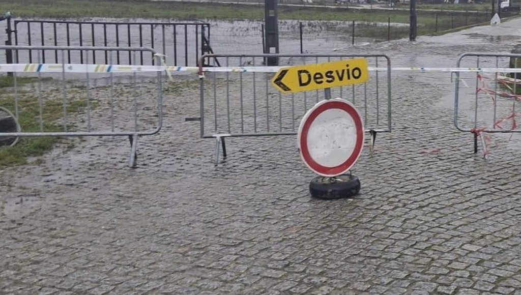 Mau tempo obriga ao corte de estrada em Meixomil 1 corte estrada