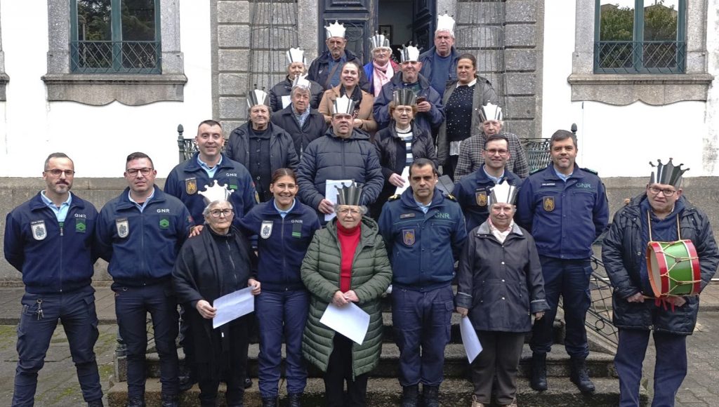 iPFR 819 ACTU Utentes do Centro Social de Penamaior cantam as Janeiras na GNR de Pacos de Ferreira