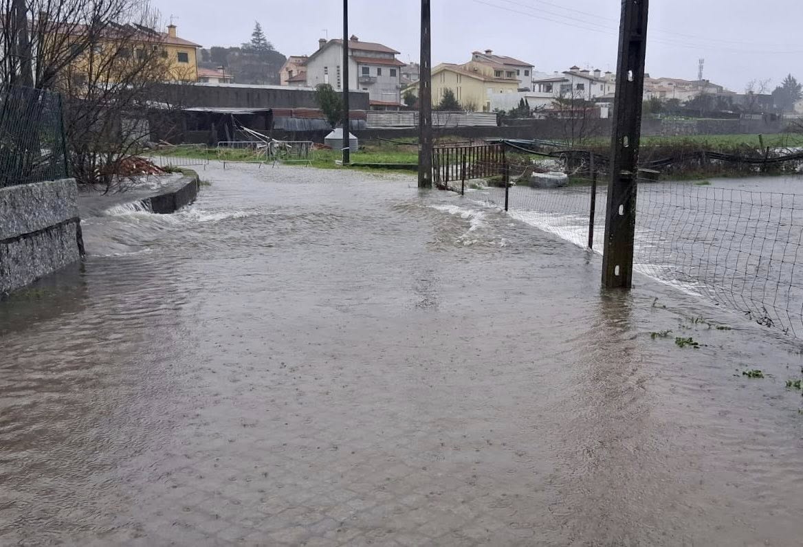 Proteção Civil encerra vias em Meixomil devido a chuva intensa 3