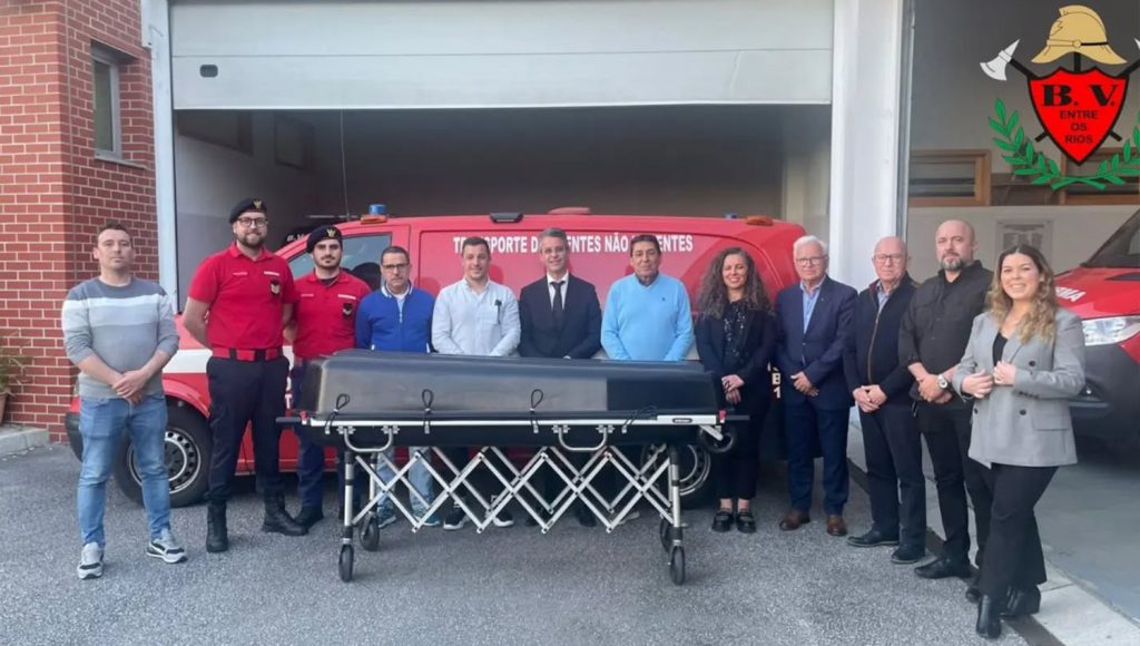 Bombeiros de Entre-os-Rios reforçam capacidade operacional com novo equipamento de recolha fúnebre 1 BV Entreosrios urna fin