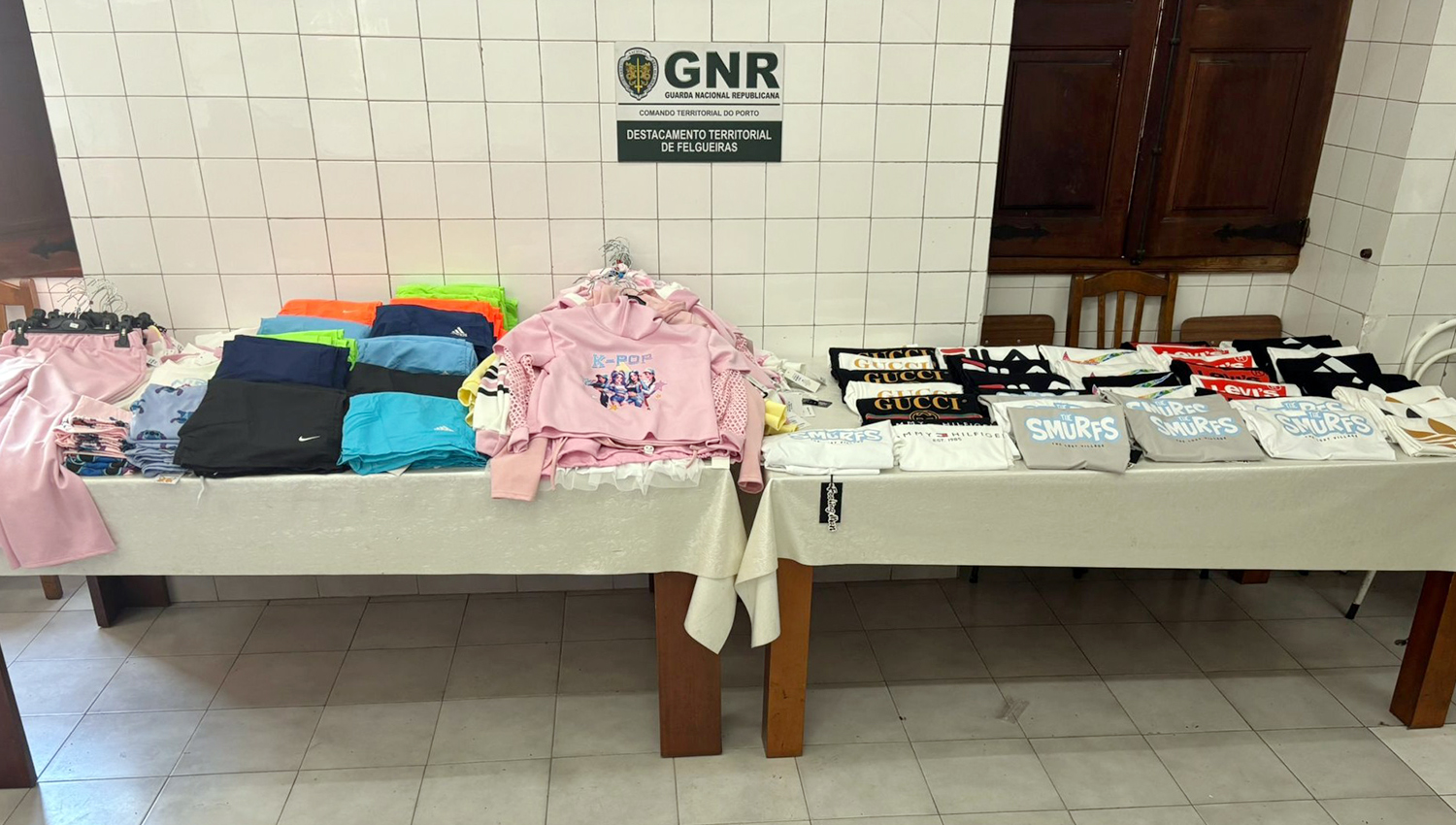 GNR apreende mais de 200 artigos contrafeitos em estabelecimento comercial em Paços de Ferreira 3 ContrafacaoPacos