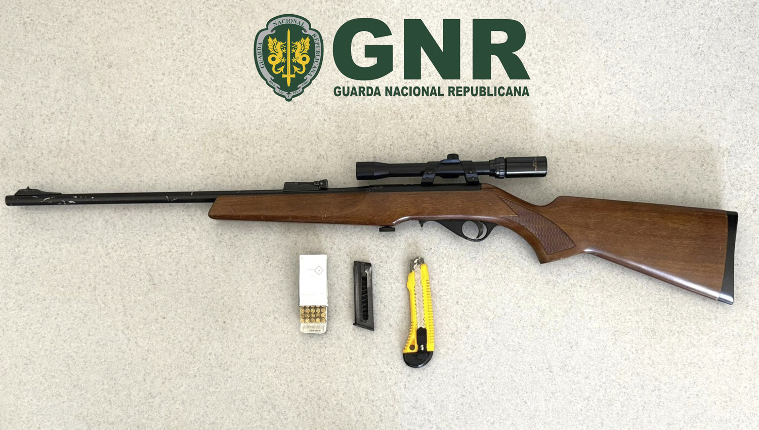 Homem detido em Paredes, na via pública, com arma de fogo com mira telescópica 3 arma