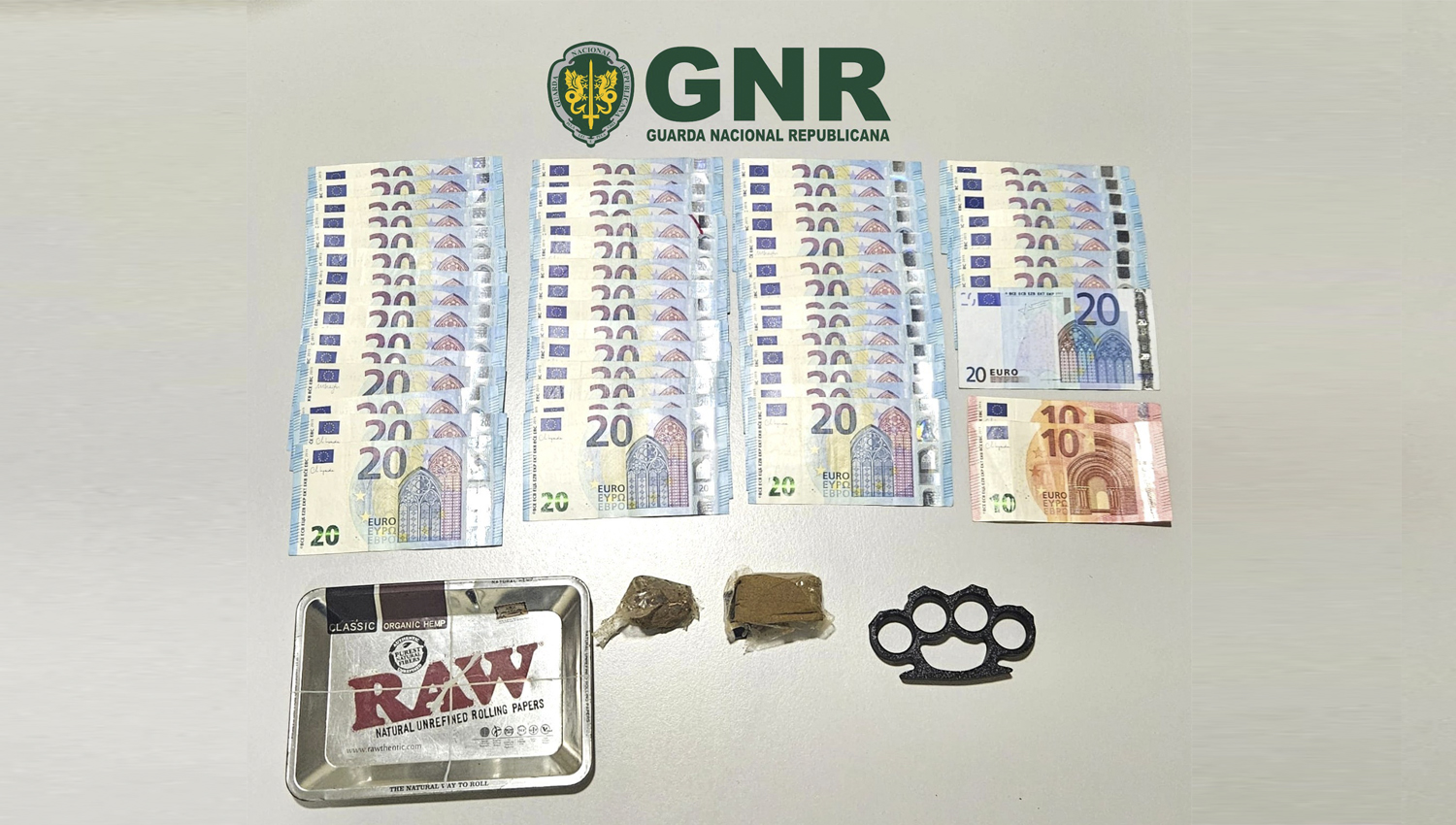 Jovem detido em Penafiel com droga, dinheiro e arma proibida 3 gnr