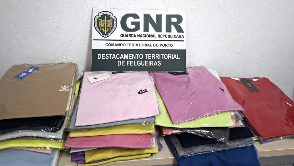 GNR apreende dezenas de artigos contrafeitos em feira de Paços de Ferreira 1 GNR2