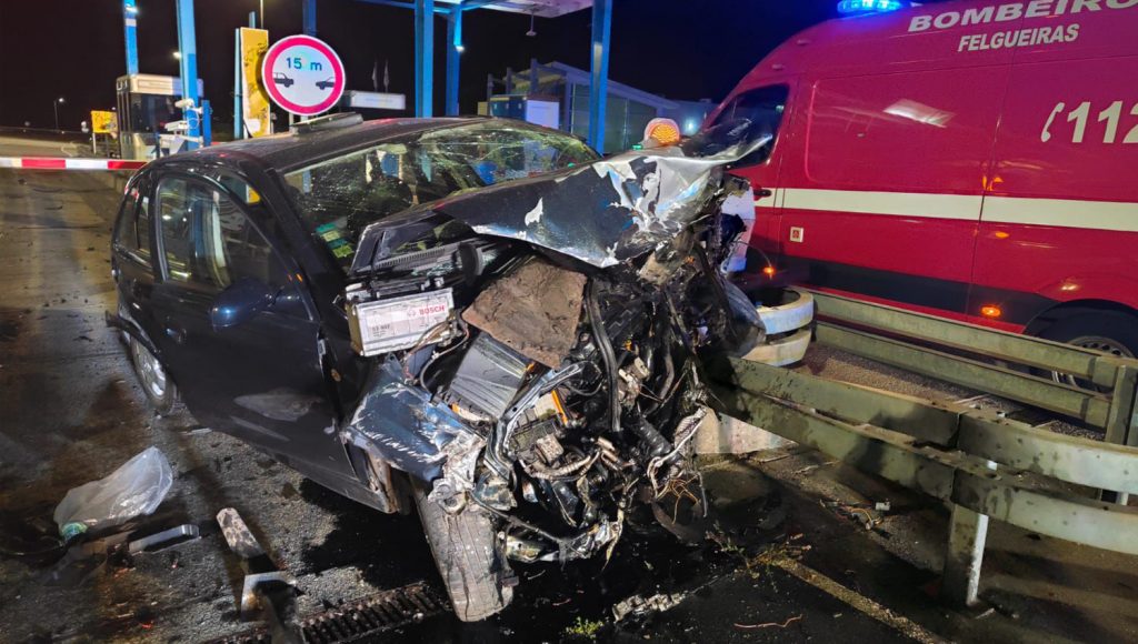 Homem ferido com gravidade após embater contra separador das portagens da A42 em Felgueiras 5 acidente felgueiras