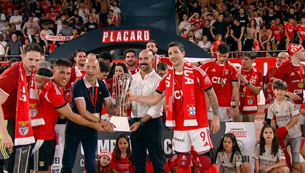 Benfica sagra-se campeão nacional invicto após vencer Sporting no terceiro jogo da final 1 SLBenfica HoqueiPatins fin