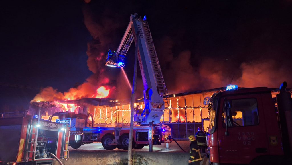 Incêndio industrial destrói armazém junto à Rotunda das Oliveiras (Sobrosa) 1 IncendioGOODSTore